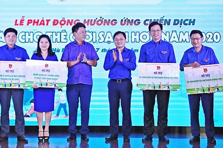 Đồng chí Nguyễn Anh Tuấn, Bí thư Thường trực T.Ư Đoàn, Chủ tịch T.Ư Hội LHTN Việt Nam (thứ ba từ phải sang) và đại diện các bộ, ngành trao tượng trưng hỗ trợ các tỉnh, thành đoàn triển khai các công trình, mô hình hưởng ứng Chiến dịch "Làm cho thế giới sạch hơn".