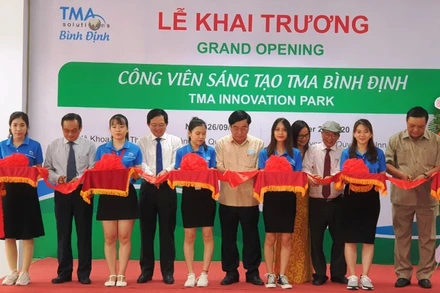Các đại biểu cắt băng khánh thành Công viên sáng tạo TMA.
