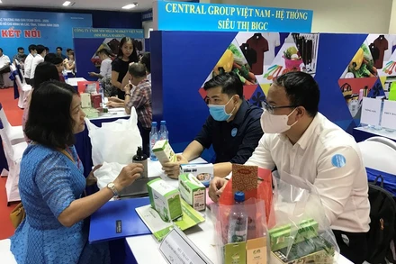 Các doanh nghiệp giao thương, kết nối cung - cầu trong khuôn khổ sự kiện.