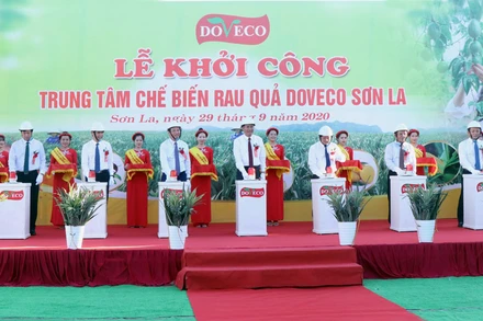 Nghi thức ấn nút, khởi công xây dựng nhà máy.