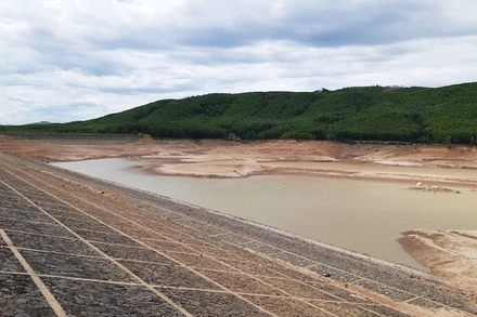 Tại hồ chứa nước Đá Mài ở huyện Cam Lộ, tỉnh Quảng Trị, lượng nước cạn kiệt, chỉ còn hơn 9%.