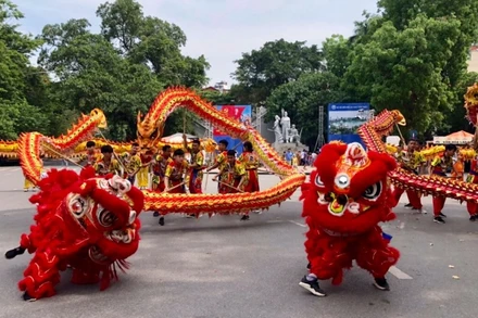 Trình diễn múa rồng tại không gian đi bộ quanh hồ Hoàn Kiếm.