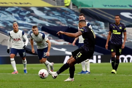 C. Wilson (áo sẫm) sút phạt 11m thành công, gỡ hòa 1-1 cho Newcastle.