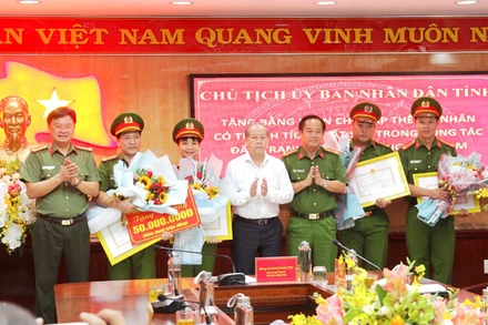 Chủ tịch UBND tỉnh Phan Ngọc Thọ tặng Bằng khen cho hai tập thể, ba cá nhân đạt thành tích xuất sắc và thưởng nóng Ban chuyên án 50 triệu đồng.