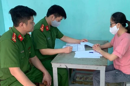 Nguyễn Thị Hồng Vân khai nhận với đại diện cơ quan cảnh sát điều tra về hành vi phạm tội của mình.