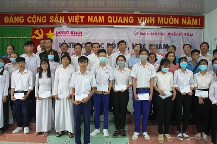 Lãnh đạo chính quyền địa phương trao học bổng cho học sinh nghèo, hiếu học tại Bến Tre.