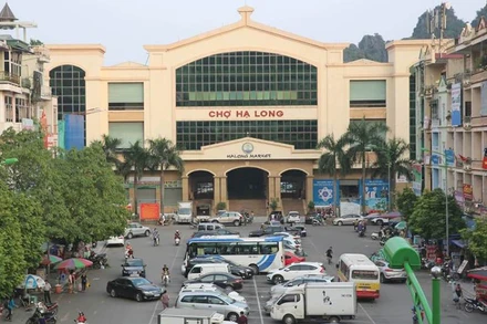 Khu vực chợ Hạ Long 1 , nơi bắt quả tang đối tượng đang có hành vi chiếm đoạt tiền của doanh nghiệp.