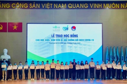 Tập đoàn Novaland tiếp sức chắp cánh ước mơ cho học sinh hiếu học