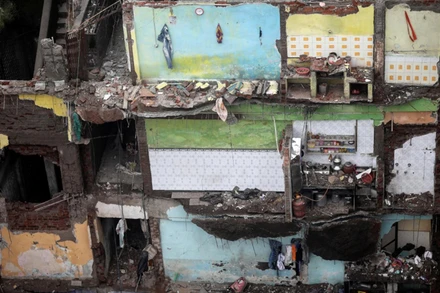 Tòa chung cư gồm hơn 50 căn hộ bị sập. (Ảnh: Reuters)