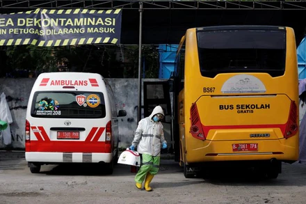Trong bối cảnh dịch bệnh bùng phát tại Indonesia, hàng loạt tài xế ở Jakarta đã đăng ký sử dụng xe buýt để vận chuyển bệnh nhân Covid-19 tới bệnh viện, thay vì chở học sinh tới trường học. Ảnh: Reuters