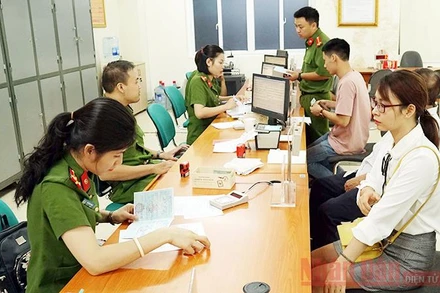 Người dân làm thủ tục đổi thẻ căn cước công dân tại Phòng Cảnh sát quản lý hành chính về trật tự xã hội (Hà Nội). Ảnh: PHƯƠNG MINH