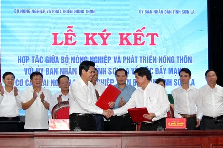 Ký kết hợp tác giữa Bộ Nông nghiệp và Phát triển nông thôn với tỉnh Sơn La về đẩy mạnh cơ cấu lại ngành nông nghiệp trên địa bàn.