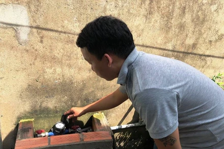 Sau khi chỉ số nước tăng bất thường, gia đình ông Hưởng liên tục kiểm tra đồng hồ.