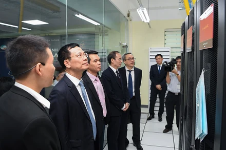 Bộ trưởng Thông tin Truyền thông và các đại biểu tham quan phòng lab.