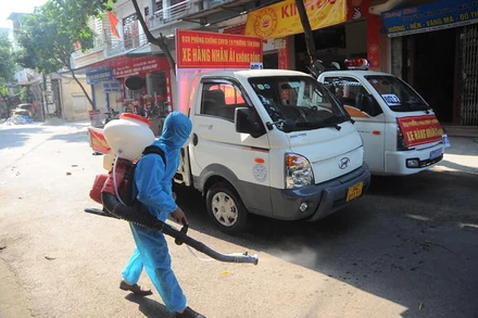 Những xe hàng hoá nhu yếu phẩm ủng hộ các khu vực bị cách ly chống dịch.