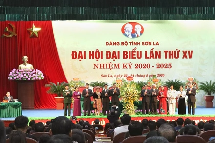 Bộ Chính trị, Ban Bí thư tặng lẵng hoa tới Đại hội Đảng bộ tỉnh Sơn La lần thứ 15. 