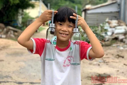 Thiếu nhi Cù Lao Xanh vui mừng với những món quà thân thiện với môi trường đổi bằng rác thải nhựa.