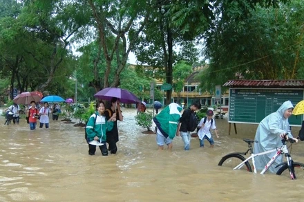 Sân trường THCS Bắc Kạn biến thành “ao”. 