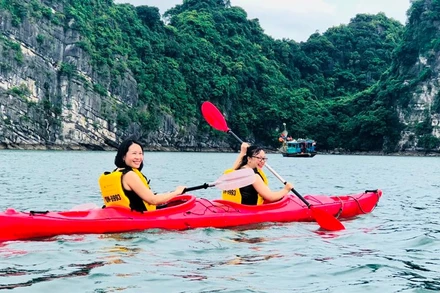 Trải nghiệm chèo thuyền kayak trên vịnh Hạ Long là một trong nhiều hoạt động của tour tàu nghỉ đêm trên vịnh.