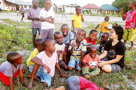 Tác giả chơi cùng các em nhỏ ở ngoại ô Nairobi.