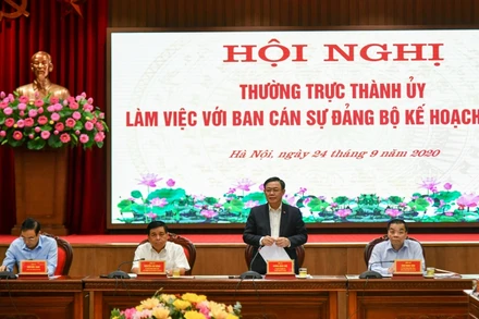 Đồng chí Vương Đình Huệ, Ủy viên Bộ Chính trị, Bí thư Thành ủy phát biểu ý kiến tại hội nghị.