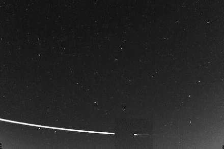 Thiên thạch bay cách mặt đất 90 km, thấp hơn bất kỳ vệ tinh nào quay quanh Trái đất.