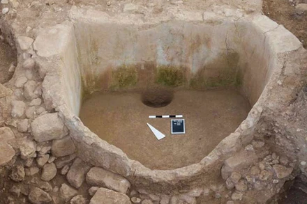 Bồn lớn bằng thạch cao phục vụ cho việc giẫm nho làm rượu.