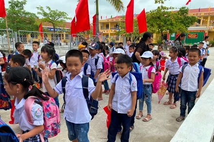 Niềm vui của nhiều học sinh Trường tiểu học Kim Đồng, thị trấn Yên Ninh, huyện Yên Khánh ( Ninh Bình) khi trở lại trường học tập.