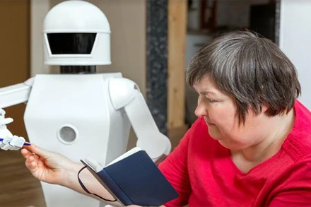 Robot giao tiếp xã hội là một cách nhằm giúp cho những người già cô đơn sự đồng hành. (Ảnh: Shutterstock)