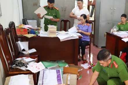 Lực lượng chức năng tổ chức khám xét và tịch thu các loại tài liệu là vật chứng vụ án.