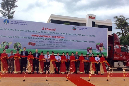 Thứ trưởng Lê Quốc Doanh cùng các đại biểu cắt băng phát lệnh xuất phát đoàn xe chở lô hàng chanh leo sang châu Âu theo Hiệp định EVFTA. 