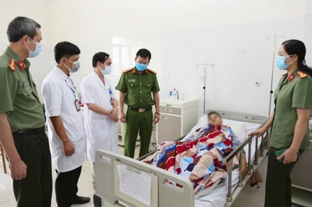 Lãnh đạo Công an tỉnh thăm hỏi, động viên Trung úy Trần Quang đang điều trị tại bệnh viện.