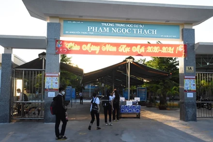 Học sinh Trường THCS Phạm Ngọc Thạch xếp hàng, đo thân nhiệt sáng 14-9.