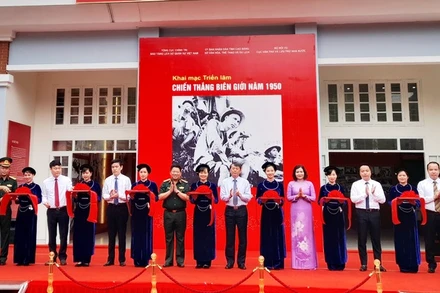 Các đại biểu cắt băng khai mạc triển lãm.