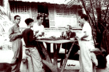 Bác Hồ với các nhà điện ảnh tại chiến khu Việt Bắc. (Ảnh: TL)