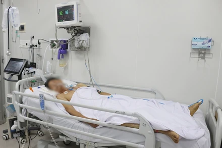 Bệnh nhân N.N.D. vẫn phải thở máy, sức cơ yếu.