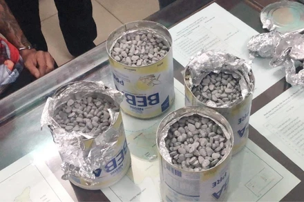 Một lượng lớn ma tuý tổng hợp được giấu trong hộp sữa bột, vận chuyển từ Đức về Việt Nam tiêu thụ.