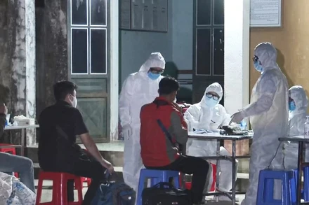 Kiểm tra thân nhiệt cho công dân tại Cửa khẩu quốc tế Tây Trang.