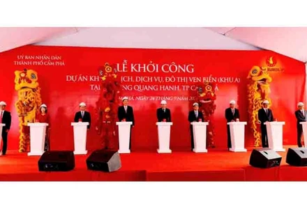 Các đại biểu ấn nút khỏi công dự án.