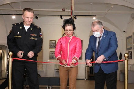 Tham tán Công sứ Nguyễn Quỳnh Mai và Giám đốc Bảo tàng Hải quân Trung ương Nga Ruslan Nekhai (bên phải) cắt băng khai mạc Triển lãm.