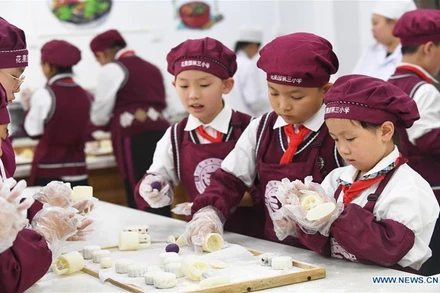 Học sinh của Trường tiểu học Huaguoyuan 3, tại tỉnh Quý Châu, tây nam Trung Quốc hào hứng làm bánh Trung thu. (Ảnh: Tân Hoa xã)