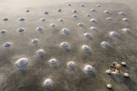 “Núi” muối trên bờ biển thị xã Ninh Hòa, tỉnh Khánh Hòa, Việt Nam. (Tác giả: Igor Altuna)