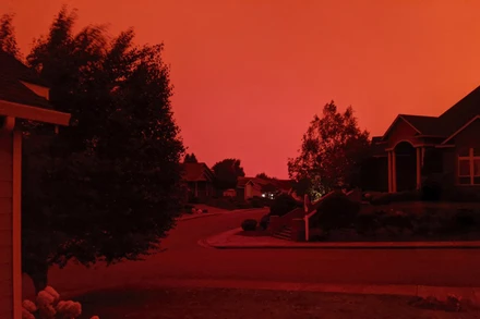 Màu đỏ cam bao phủ bang Oregon. (Ảnh: AP)