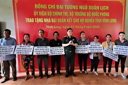 Bộ trưởng Bộ Quốc phòng Ngô Xuân Lịch trao tặng nhà Đại đoàn kết cho hộ nghèo tỉnh Vĩnh Long chiều 23-9. 