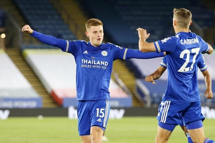 Các cầu thủ Leicester mừng bàn thắng của H. Barnes (trái).