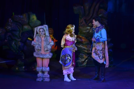 Một cảnh trong vở kịch rối Công chúa tóc mây.