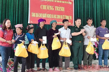 Đại diện đoàn công tác tặng quà các gia đình đồng bào Hà Nhì, xã Sín Thầu tích cực tham gia bảo vệ đường biên cột mốc.