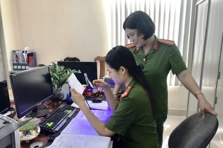 Công an Quảng Ninh giám định giấy khám sức khỏe, giấy ra viện làm giả.