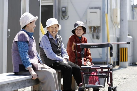 Các cụ bà đang trò chuyện tại tỉnh Kumamoto, tháng 4-2018. (Ảnh: Kyodo News)