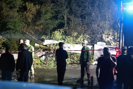 Hiện trường vụ máy bay quân sự rơi tại Ukraine. Ảnh: Reuters.